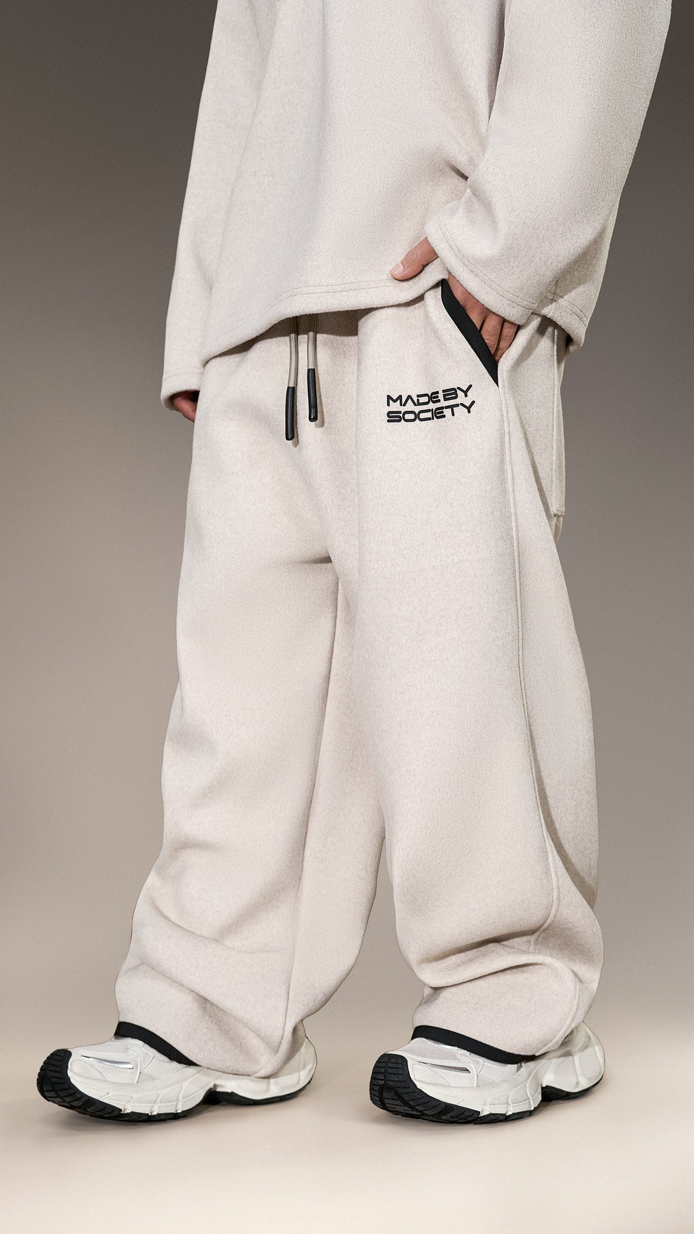 Pantaloni Oversized "Made by Society" - P15995